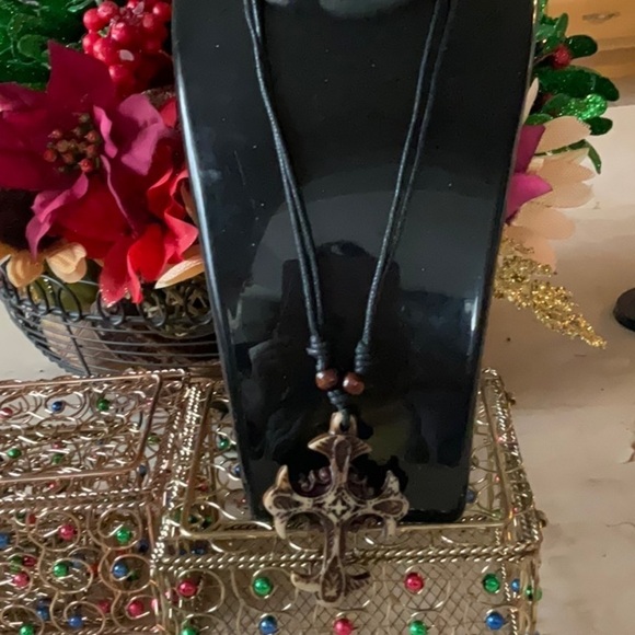 YNISEX DOUBLE STRAND LEATHER CHAIN WITH SHADES BROWN BLESSED CROSS - Picture 2 of 4